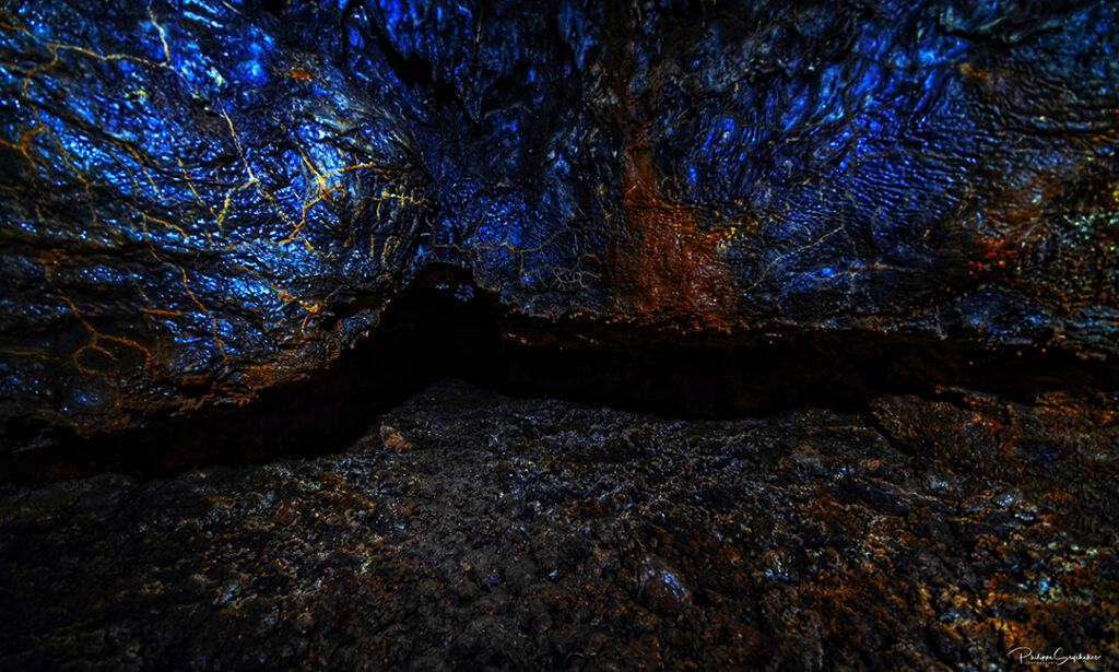intérieur d'un tunnel de lave coulée 2004